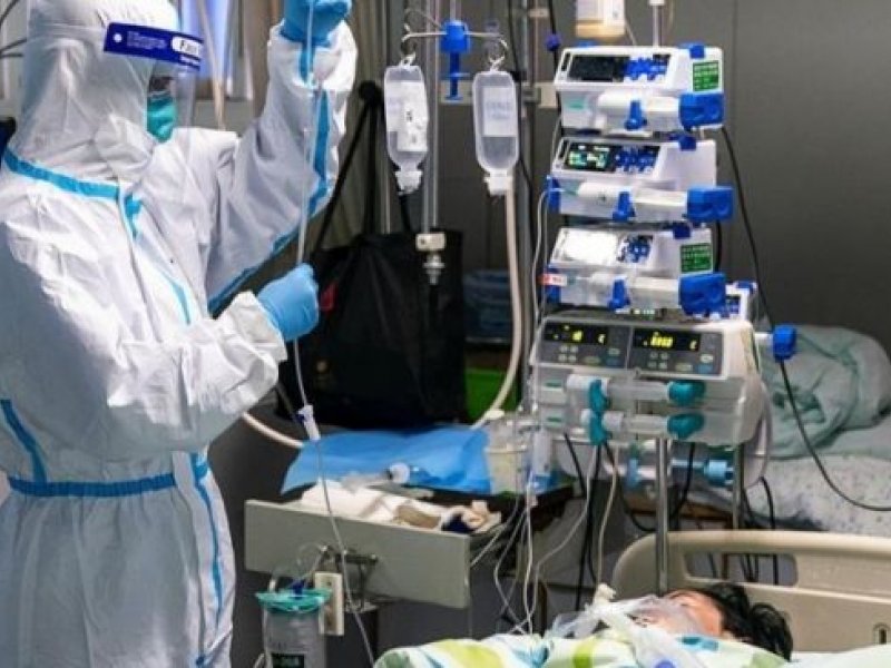 (dok) Seorang petugas medis di Wuhan, China menangani pasien terduga terkena virus corona. (ANTARA)