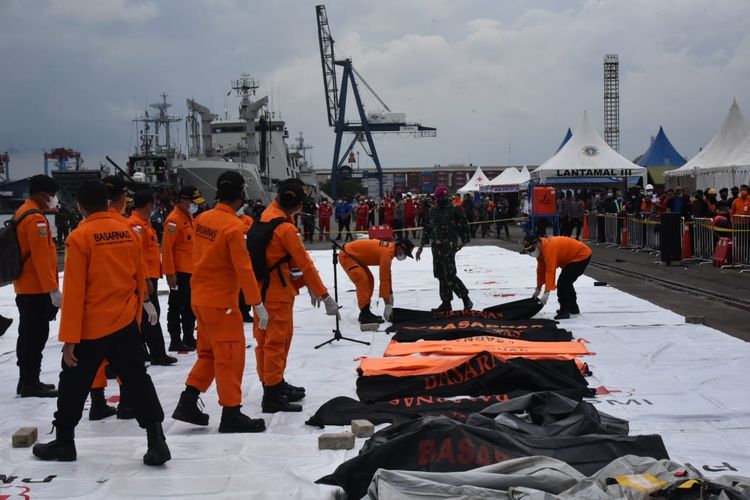 Serpihan pesawat Sriwijaya Air dan beberapa potongan tubuh di Posko SAR Tanjung Priok.DOK BASARNAS