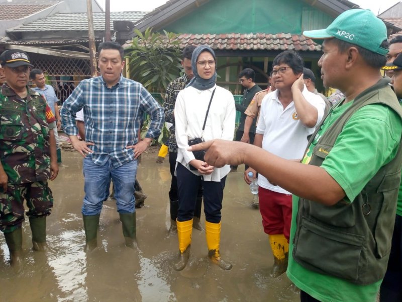 Diaz Hendropriyono dan Angkie Yudhistia meninjau VNI dan PGP yang terdampak banjir (Yuli/KP2C)