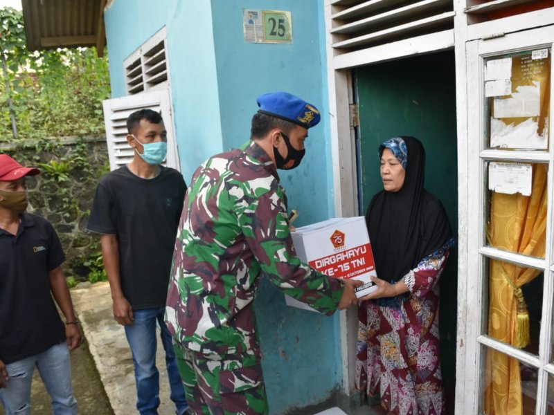 TNI membagikan baksos ke warga Kelurahan Katulampa, Kecamatan Bogor Timur