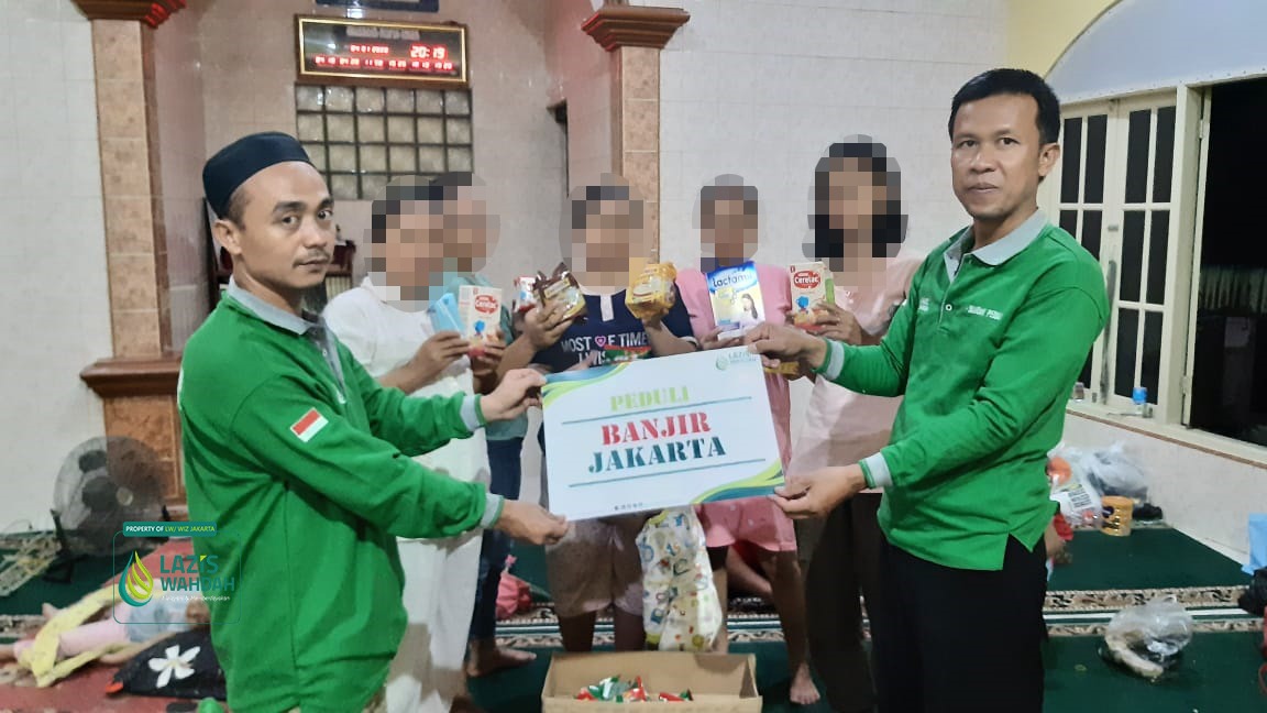 Tim Relawan LAZIS Wahdah Jakarta memberikan bantuan banjir kepada warga Jomas