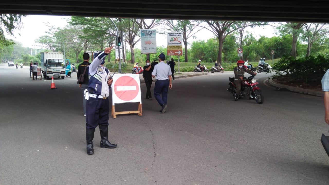 Uji coba lalu lintas satu arah di Jalan Pangeran Jayakarta Kota Bekasi