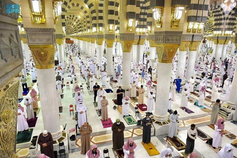 Umat Muslim melakukan sholat tarawih pertama di Masjid Nabawi Madinah Arab Saudi.foto SPA