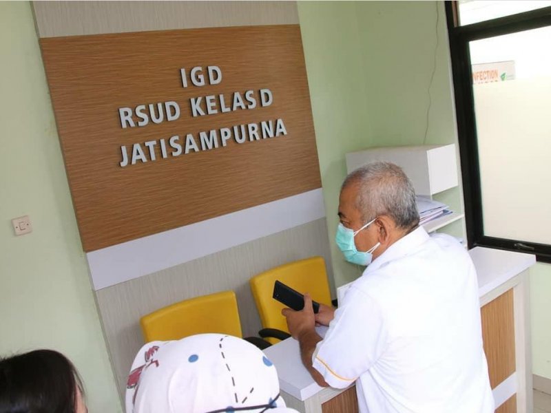 Wali Kota Bekasi Rahmat Effendi meninjau penanganan pasien Covid-19 di RSUD Tipe D (IG: bangpepen03)