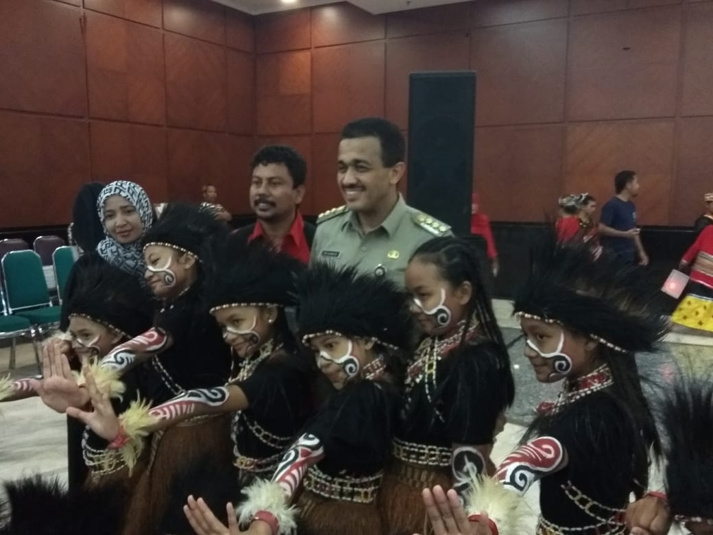 Wali Kota Jaktim M Anwar bersama peserta kompetisi seni pelajar tingkat Kota