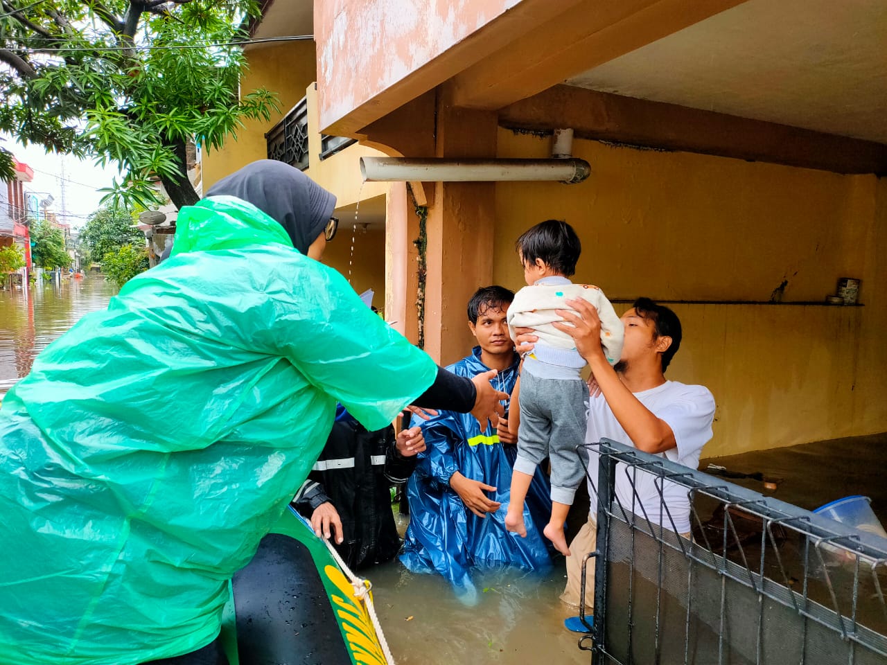 Warga Perum BSK Bekasi dievakuasi menggunakan perahu karet karena rumahnya tergenang banjir