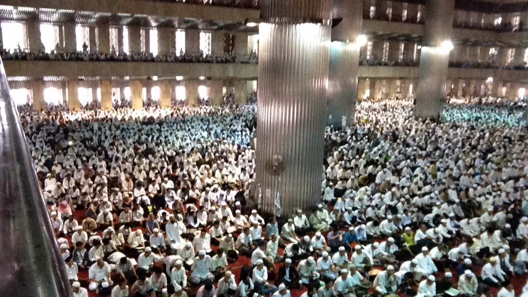 aksi simpatik 55 di  Masjid Istiqlal