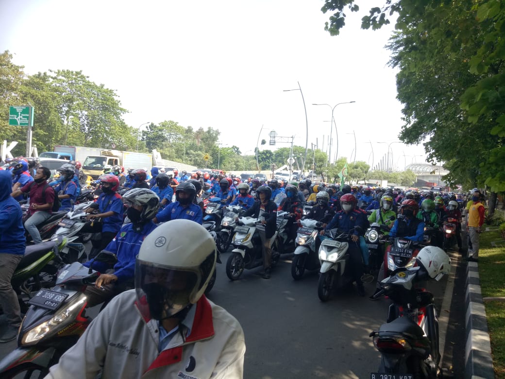 aliansi buruh menggelar longmarch di Kota Bekasi