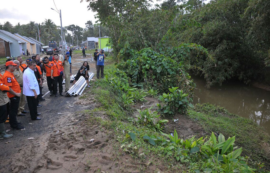 dedi mizwar tinjau banjir di pangandaran