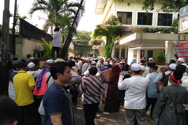 di kantor komnas ham alumni 212 bentangkan spanduk tolak kriminalisasi ulama