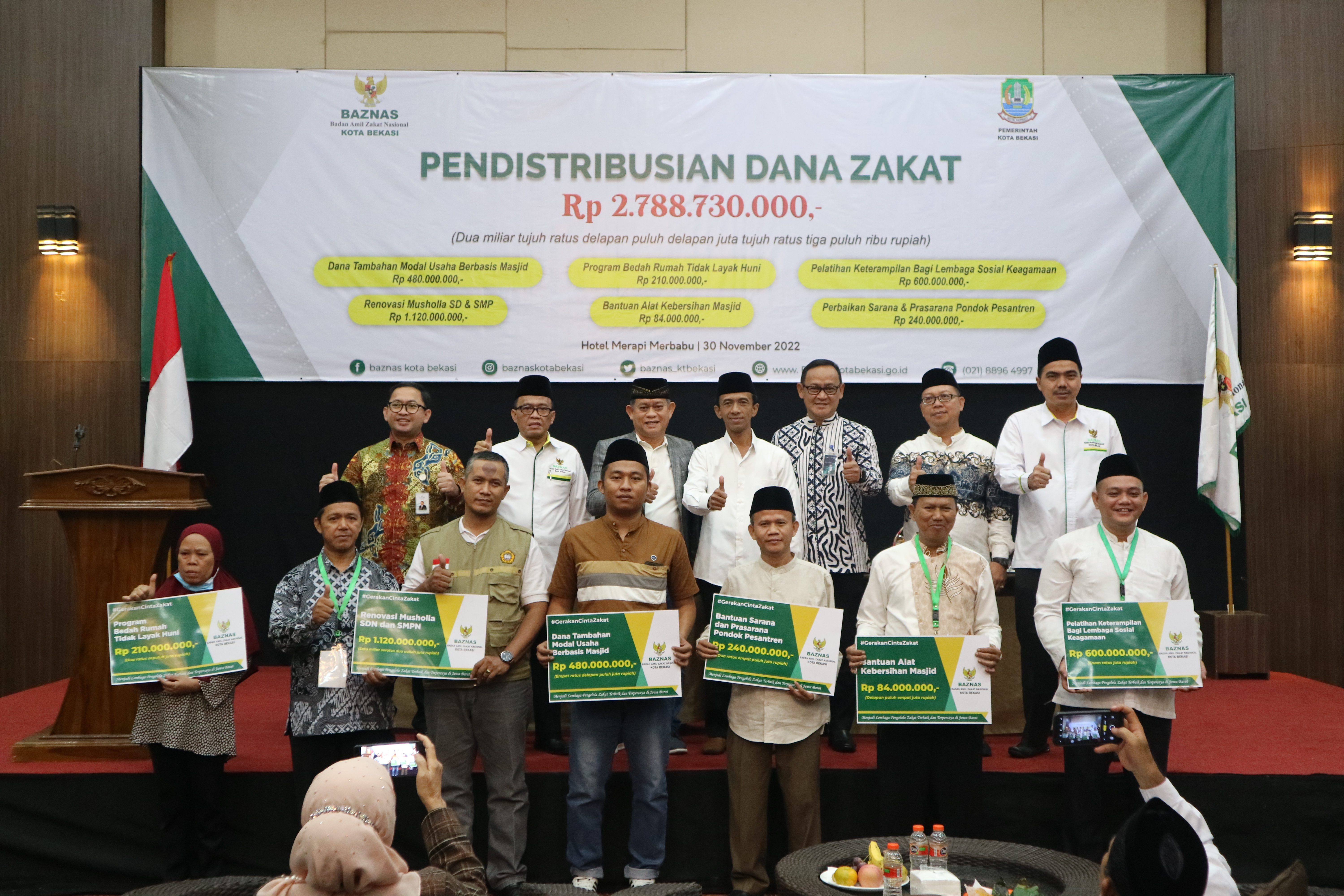 foto bersama pendistribusian dana zakat di Hotel Merapi Merbabu