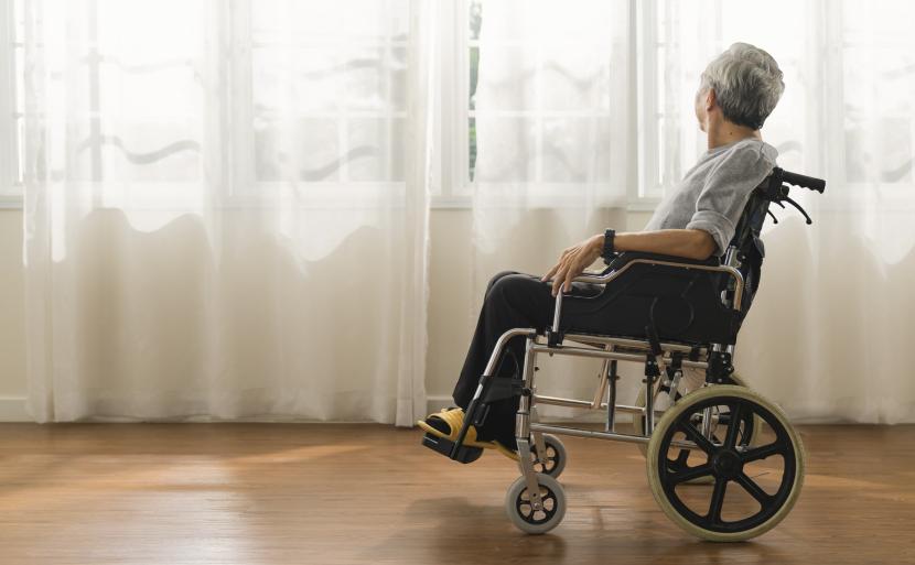 pasien stroke lanjut usia lansia duduk di atas kursi 231121102243 375