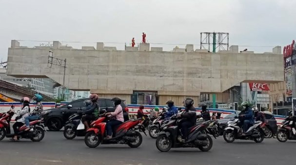 pemasangan girder di Simpang BCP