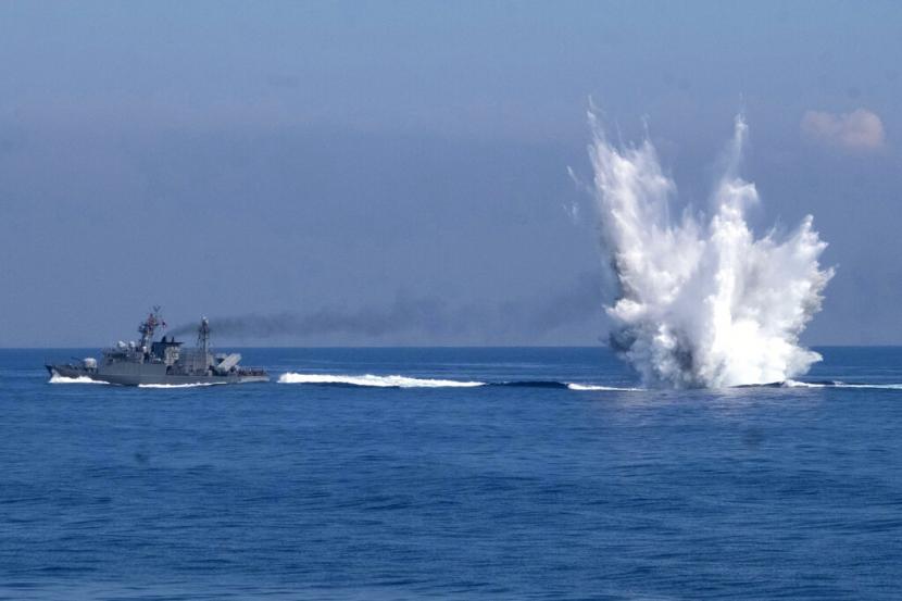 sebuah kapal patroli kelas ching chiang menembakkan bom kedalaman