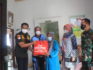 Kakanwil Kemenkumham Jawa Barat Berikan Bantuan Sembako bagi Masyarakat Desa Pasirtanjung Cikarang