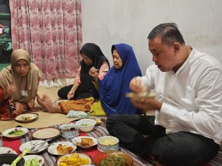 Diajak Tri Adhianto Sahur Bersama, Mak Nisah Nangis Terharu