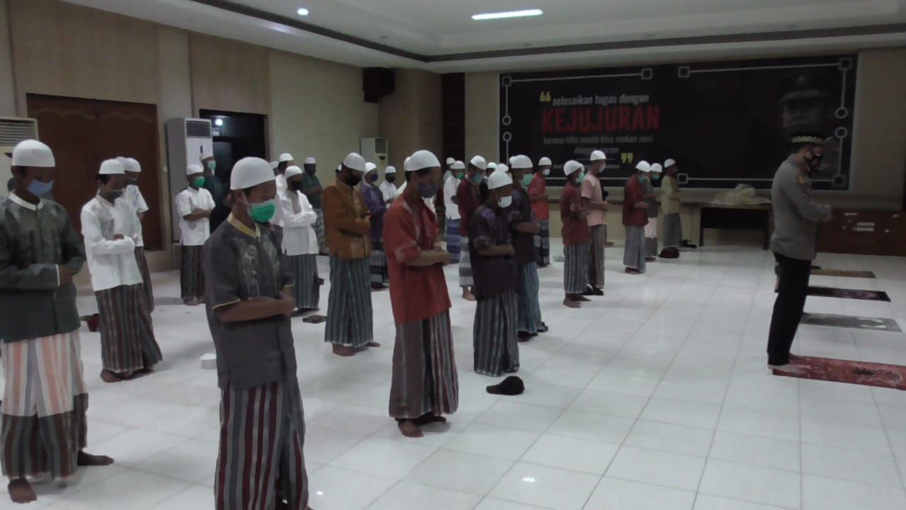 50 Pelajar Shalat Berjamaah di Aula Mapolrestro Bekasi Kota