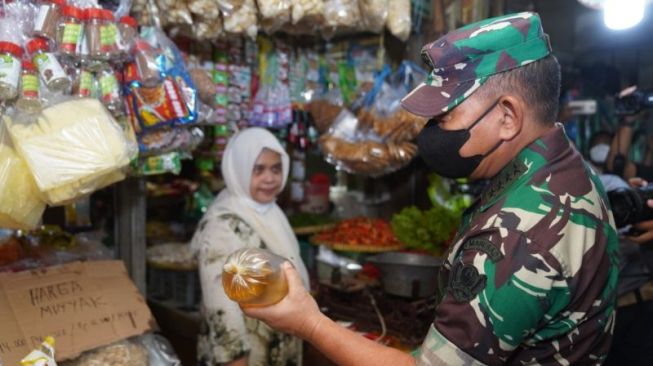 78471 kepala staf angkatan darat kasad jenderal tni dudung abdurachman saat memantau harga minyak go