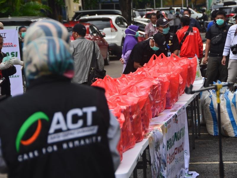 ACT Kirim Paket Makanan Siap Santap dan Beras untuk Para Pahlawan Medis Bekasi