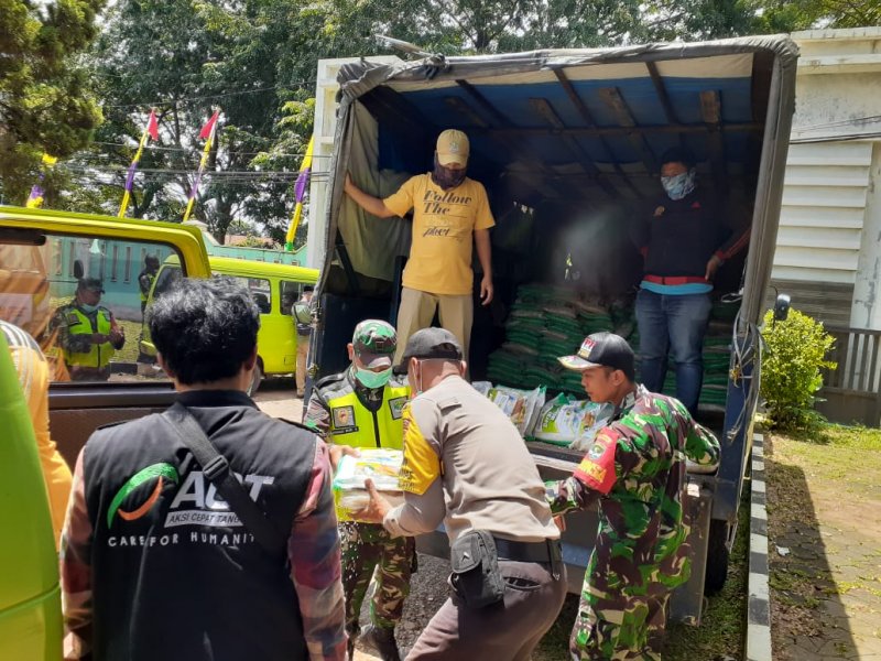 ACT bersama TNI melakukan pembagian beras gratis kepada kelompok miskin di Kota Bekasi (dok)