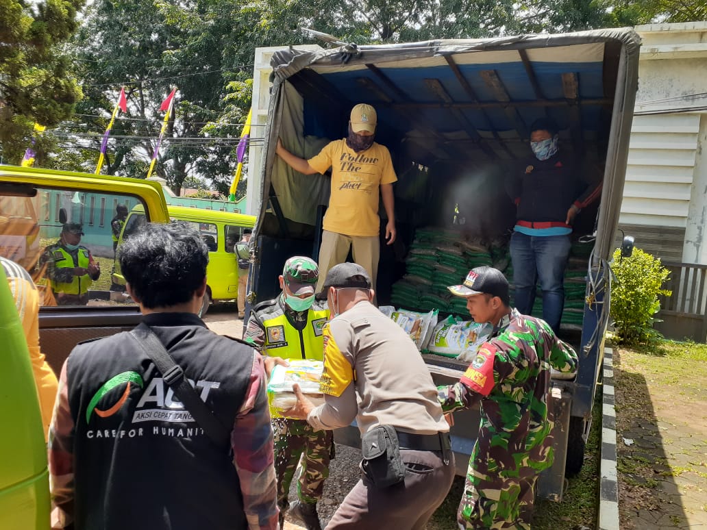 ACT bersama TNI melakukan pembagian beras gratis kepada kelompok miskin kota di Bekasi