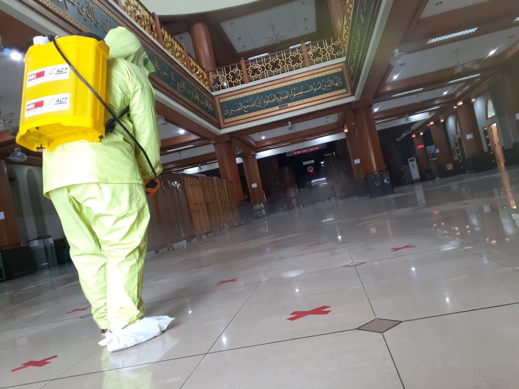 ACT melakukan sterilisasi menggunakan disinfektan di Masjid Agung Al Barkah Kota Bekasi