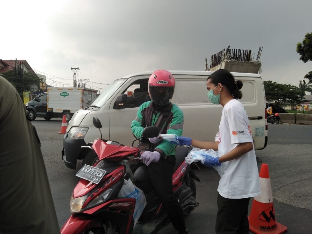 ACT membagikan ribuan lembar masker di Bekasi