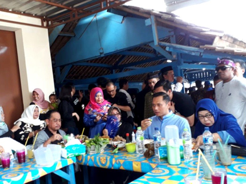 AHY saat berkunjung ke Rumah Makan Sumber Rezeki, Cikarang