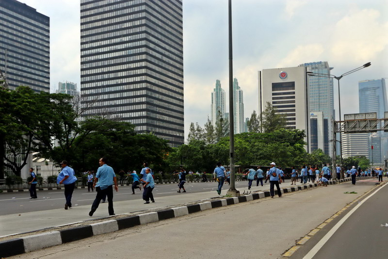 AKsi lempar batu sopir taxi Blue Bird