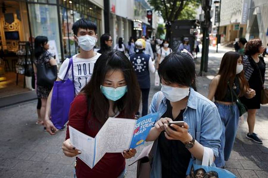 Agar Tak Tertular MERS Warga Korea Selatan Menggunakan Masker