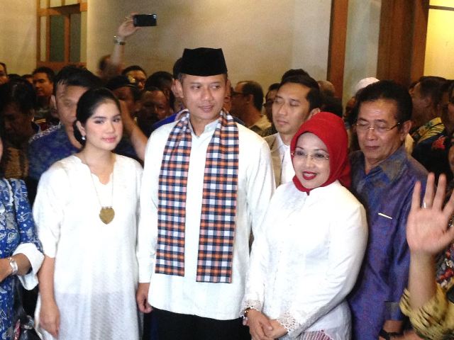 Agus Harimurti diapit Istri dan Silvyana