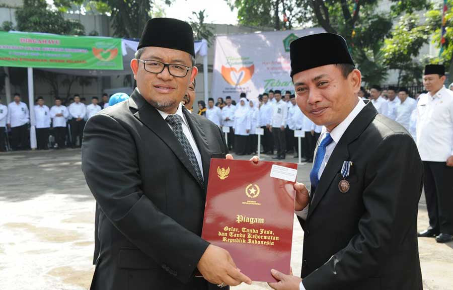 Aher beri penghargaan kepada PNS Kemenag Jabar