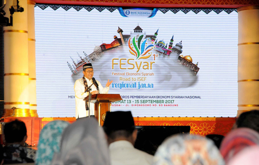 Aher saat memberi sambutan di festival ekonomi syariah regional jawa