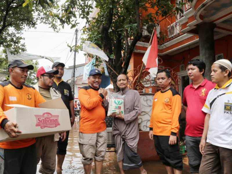 Ahmad Syaikhu Berikan Bantuan ke Korban Banjir di Kabupaten Bekasi