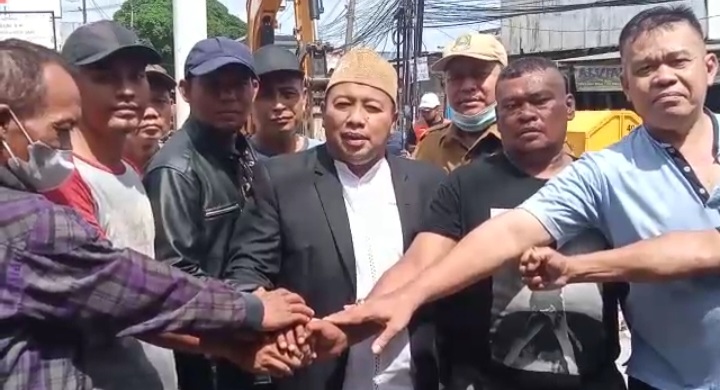 Ahmad Ushtuchri bersama sejumlah warga usai tinjau Sasak Bule