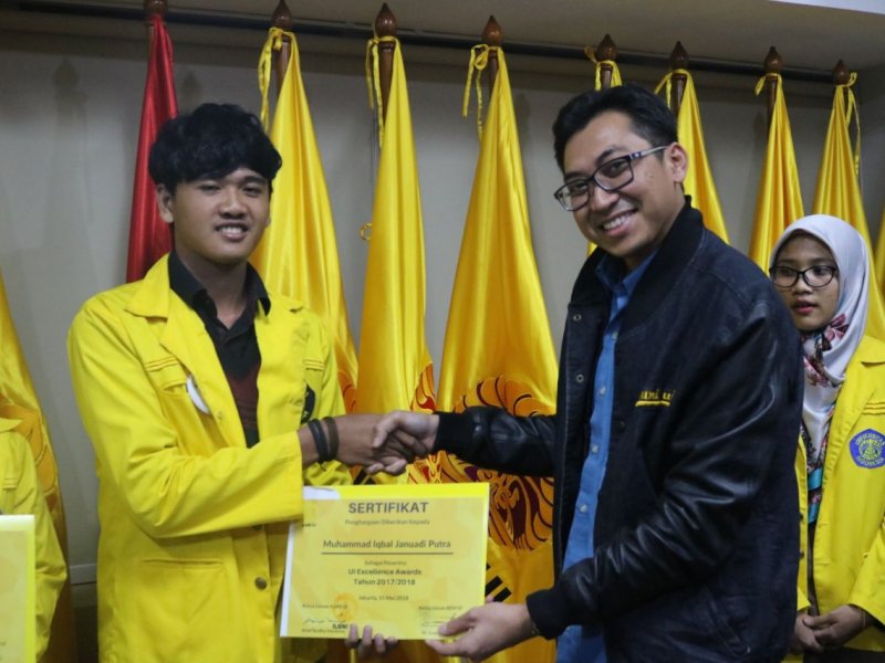 Ahmad Fathul menyerahkan kepada mahasiswa UI atas penghargaan UI excellent Award 2018