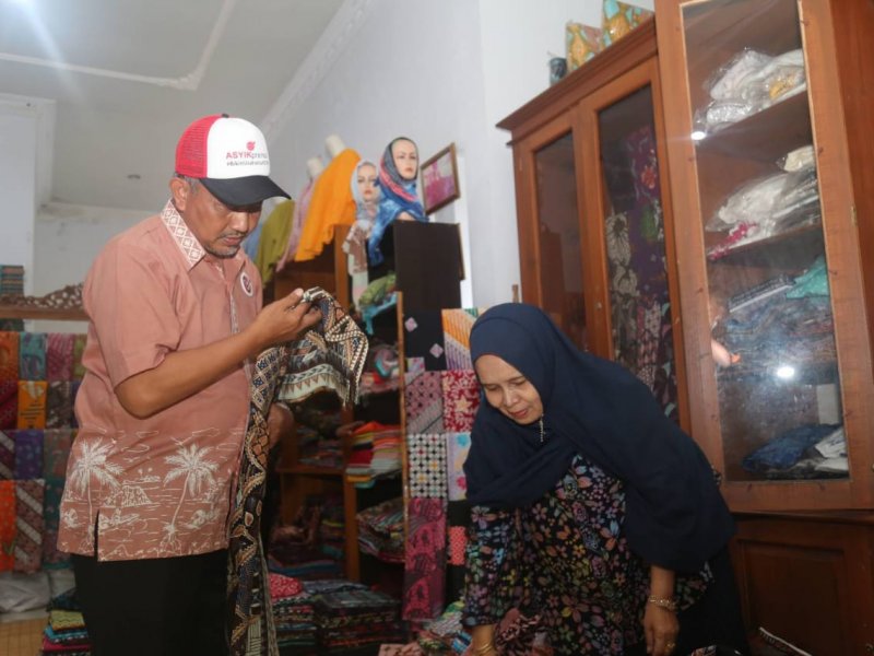 Ahmad Syaikhu saat mengunjungi pusat batik di kota Tasikmalaya