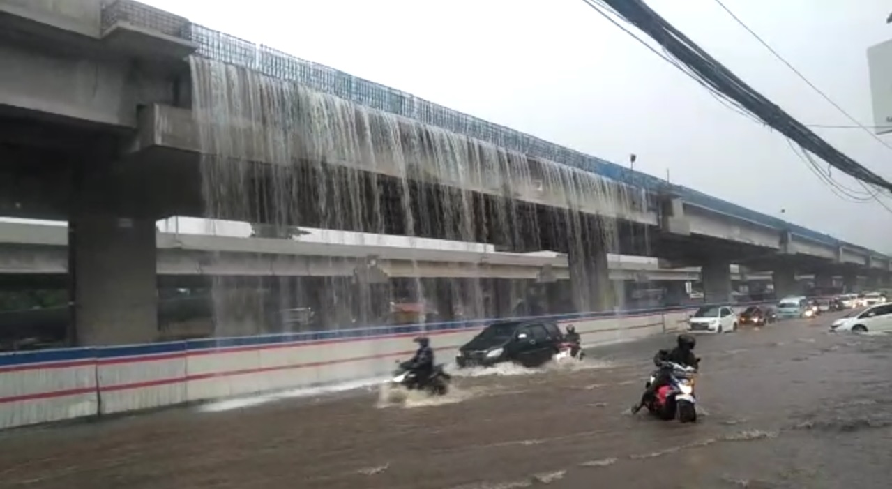 Air terjun dari konstruksi Jalan Tol Becakayu di Bekasi