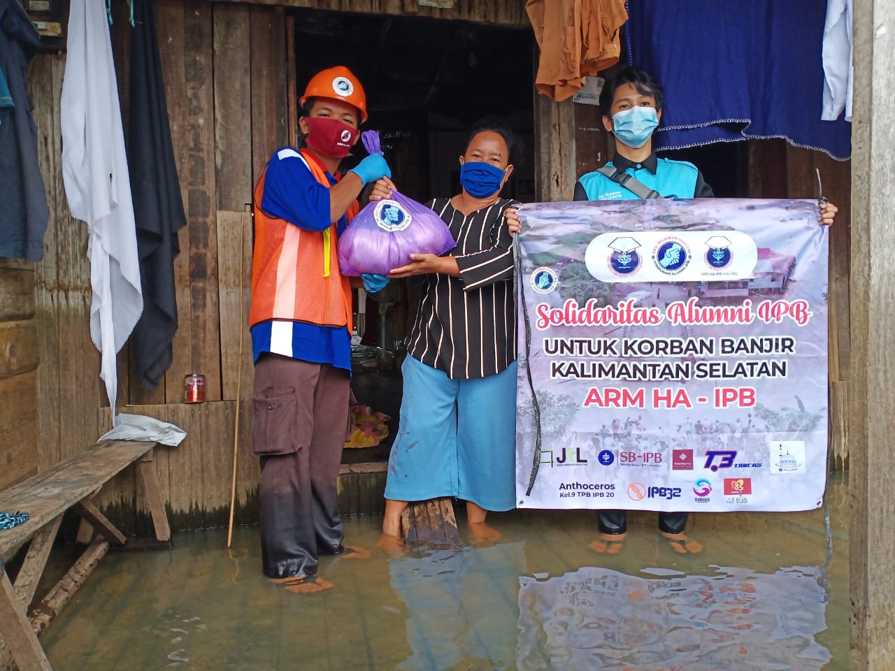 Aksi Relawan Mandiri Himpunan Alumni IPB ARM HA IPB Bantu Korban Banjir