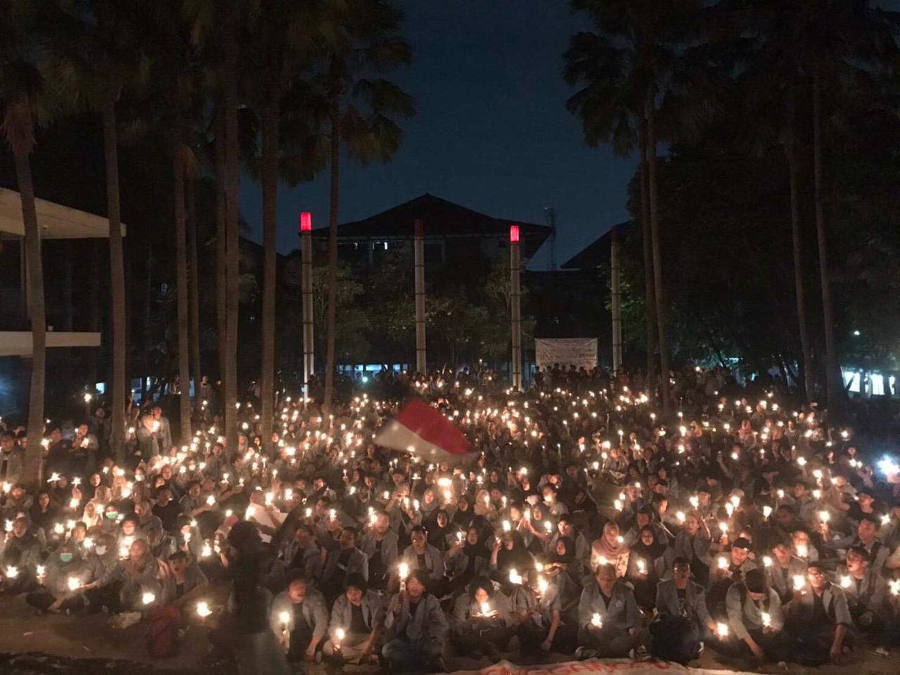 Aksi Solidaritas Mahasiswa Gunadarma pada Senin Malam (30/09) Atas tiga orang mahasiswa dan pelajar.