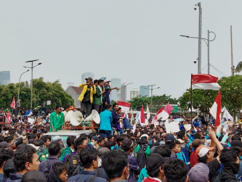 Aksi mahasiswa di depan Gedung DPR RI, Selasa (24/9)