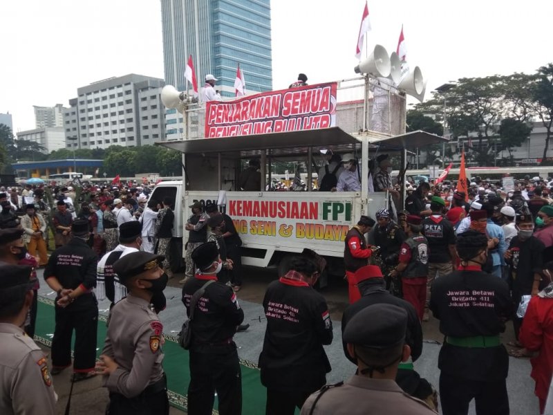 Aksi menolak RUU HIP di depan Gedung DPR RI, Rabu (24/6).