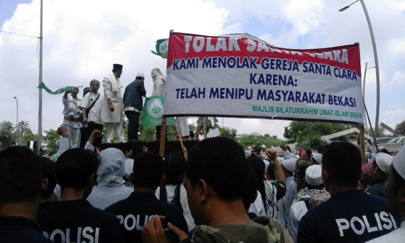 Aksi Demo Penolakan Gereja Santa Clara