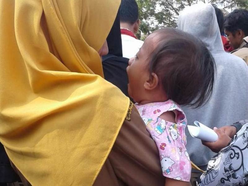 Guru honorer membawa anak saat aksi demonstrasi di Pemkab Bekasi