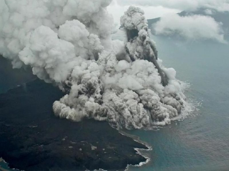 Aktivitas erupsi Gunung Anak Krakatau, Desember 2018 (Foto: dok. Susi Air)