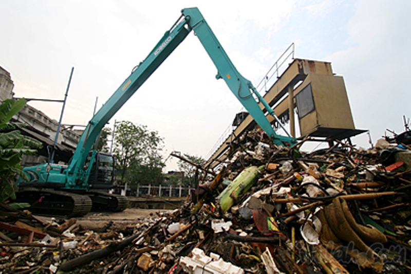 Alat Berat Mengeruk Sampah