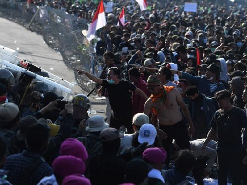 Aliansi Mahasiswa Jawa Timur unjuk rasa di gedung DPRD Jatim, Surabaya, Kamis (26/9/2019). ANTARA