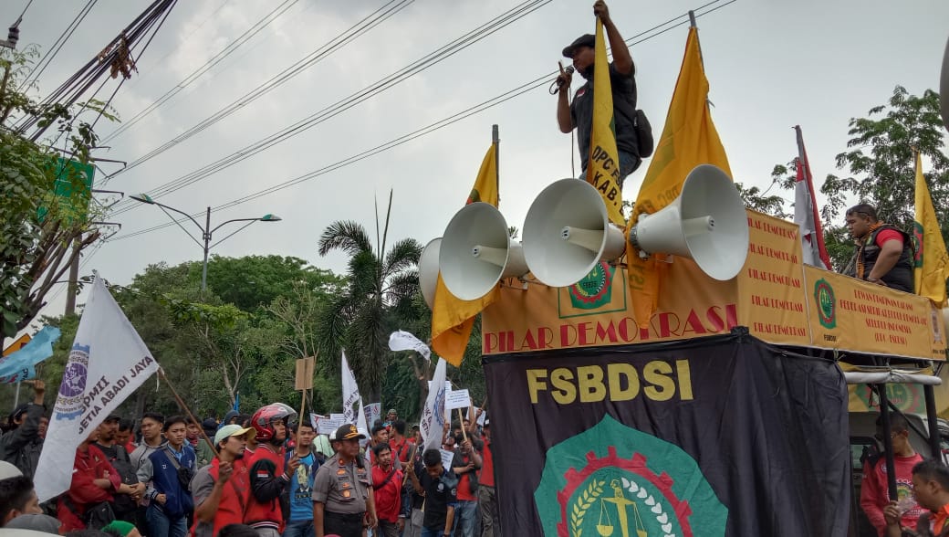 Aliansi buruh Bekasi gelar aksi mendesak Gubernur Jabar buat SK kenaikan UMK 2020