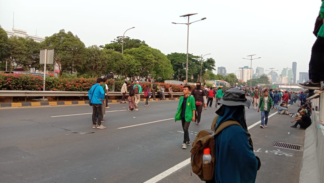 Aliansi mahasiswa memblokade Tol Gatot Subroto di depan Gedung DPR RI arah ke Tomang