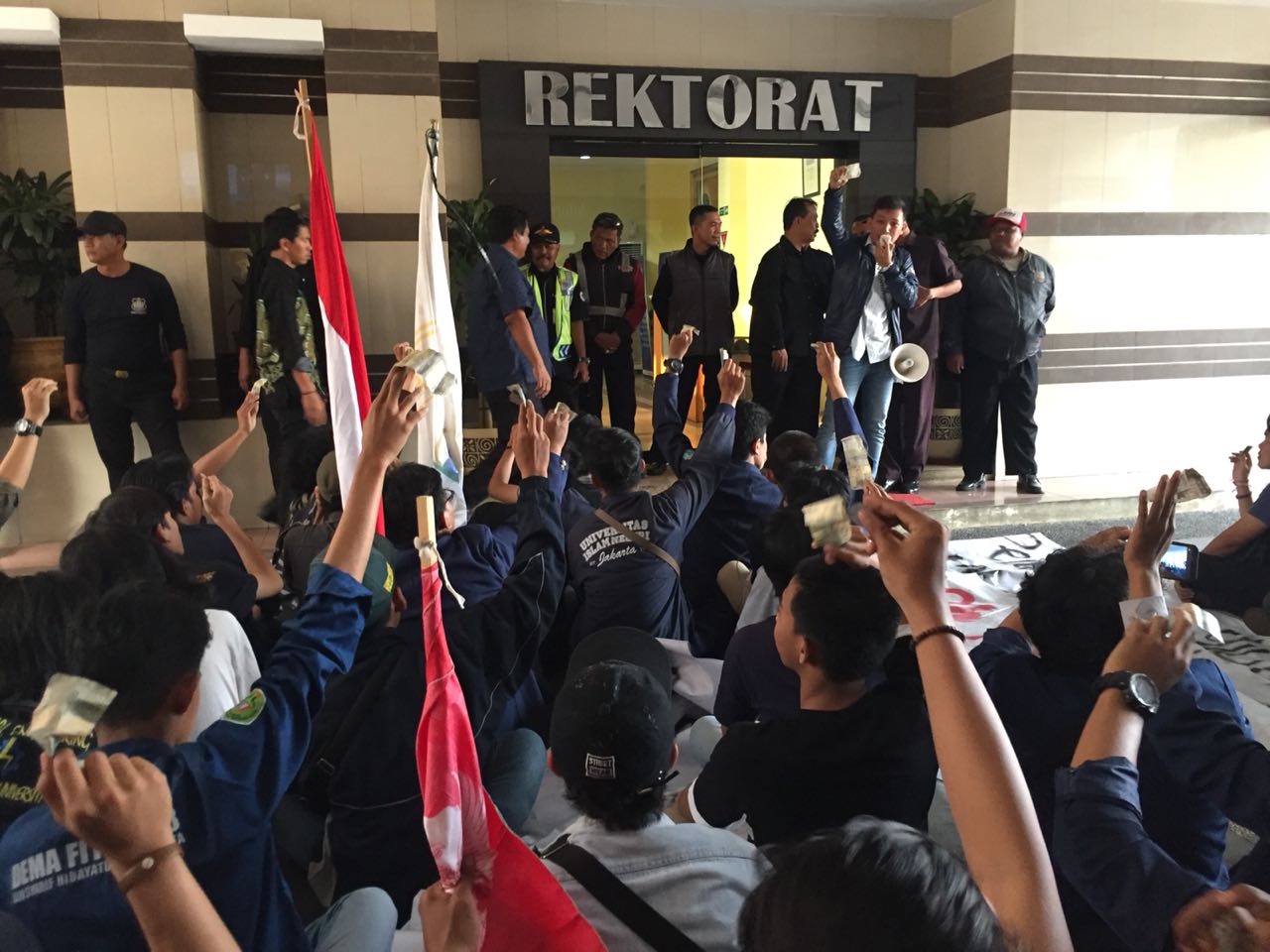 Aliansi Mahasiswa Universitas UIN Jakarta melakukan demo di depan gedung rektorat